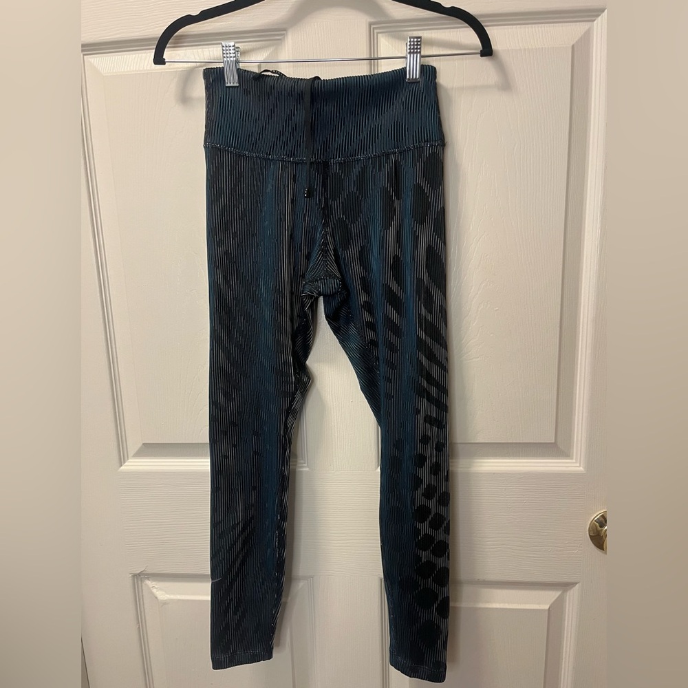 Nike Women’s Black and Blue Running Division Leggings Sz Sm